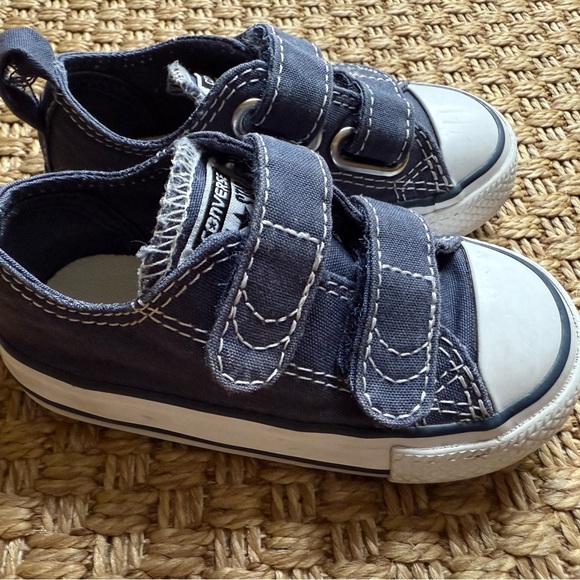 Converse Chuck Taylor All Star Velcro shoes, toddler size 5 - Picture 2 of 6